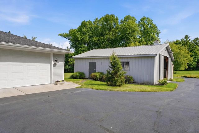 9431 W Hawthorne ROAD, Mequon, WI 53097