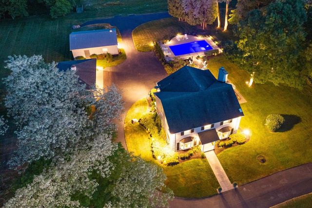 9431 W Hawthorne ROAD, Mequon, WI 53097