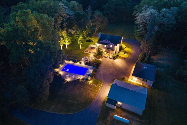 9431 W Hawthorne ROAD, Mequon, WI 53097