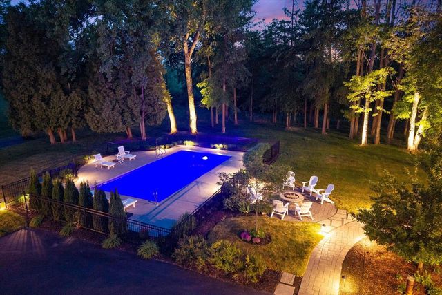 9431 W Hawthorne ROAD, Mequon, WI 53097