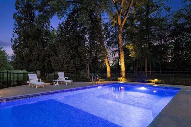 9431 W Hawthorne ROAD, Mequon, WI 53097