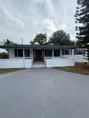 1041 NW 199th St, Miami Gardens, FL 33169
