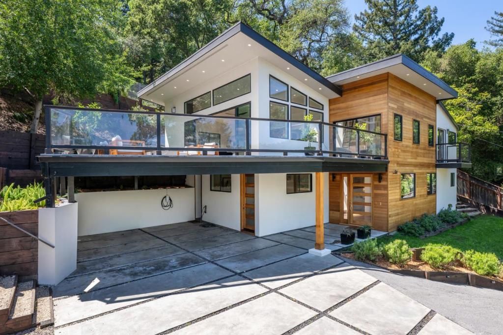 Image 1 of property listing at 124 Foxwood Road, Portola Valley, CA 94028