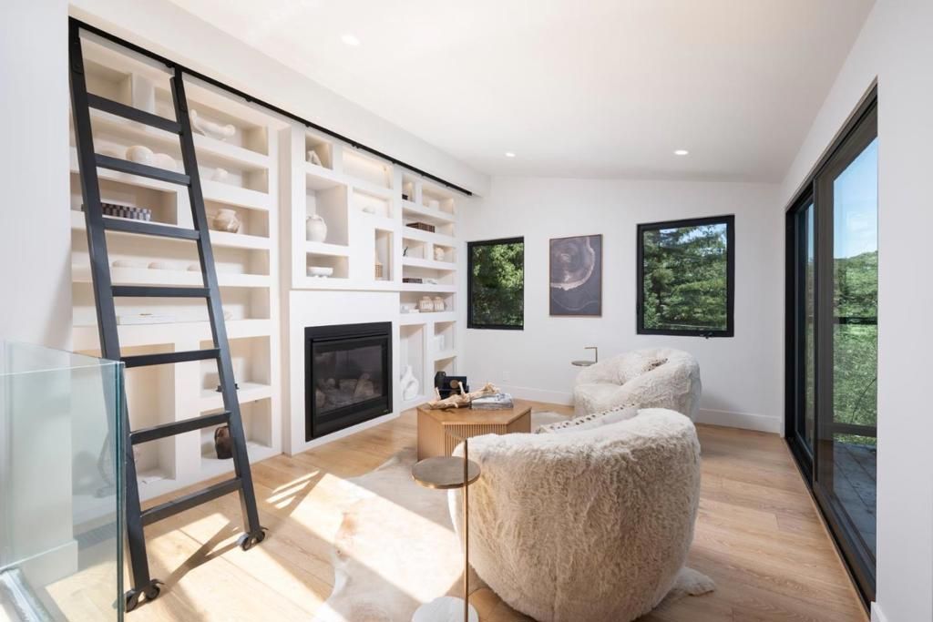 Image 10 of property listing at 124 Foxwood Road, Portola Valley, CA 94028