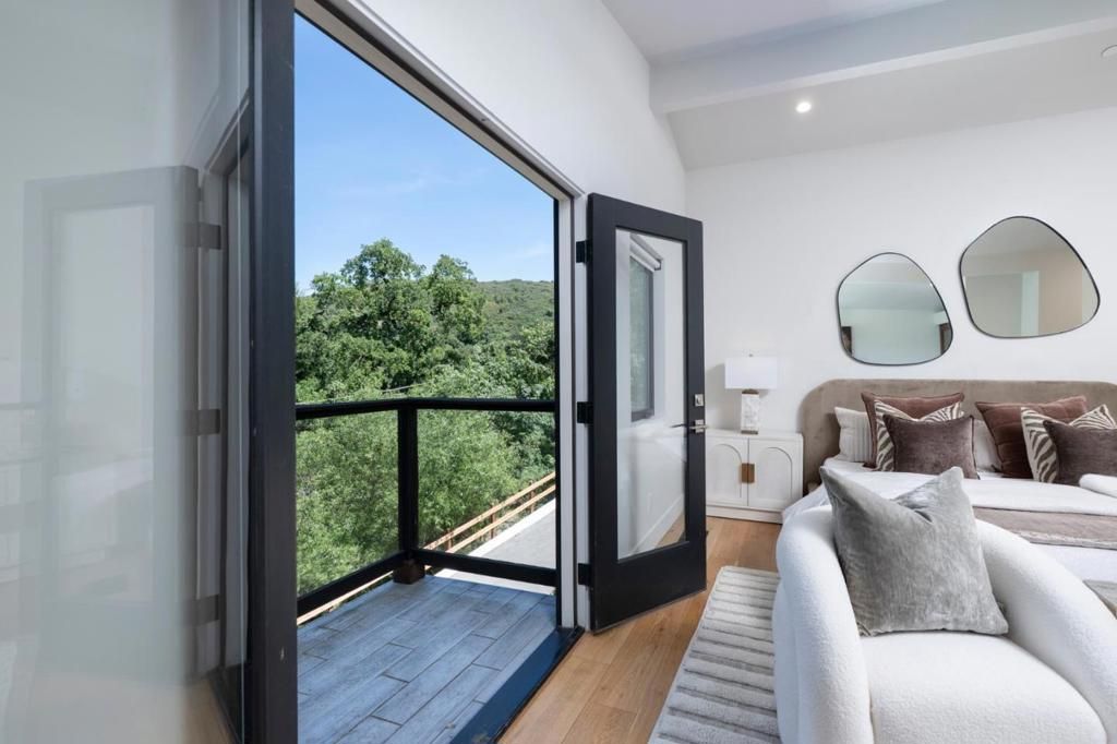 Image 12 of property listing at 124 Foxwood Road, Portola Valley, CA 94028