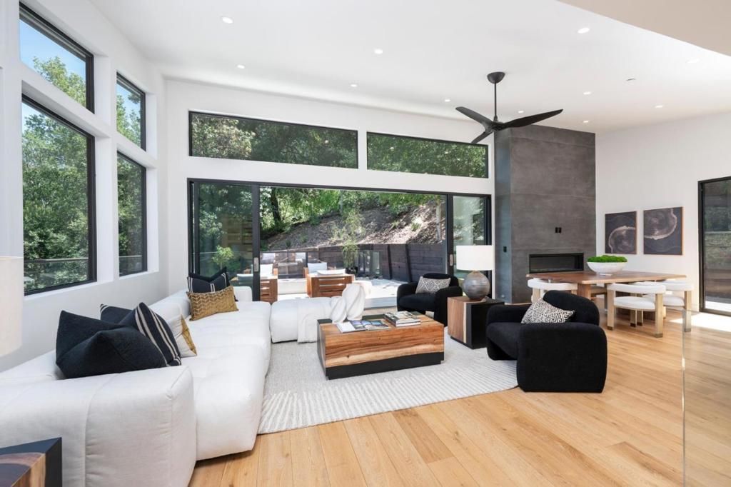 Image 2 of property listing at 124 Foxwood Road, Portola Valley, CA 94028