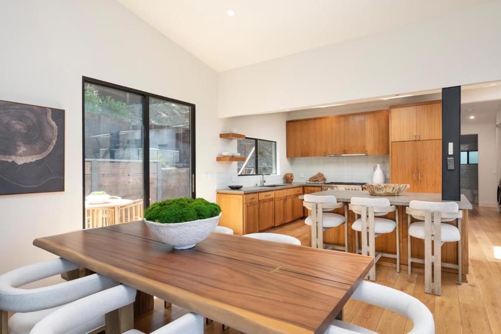 Image 6 of property listing at 124 Foxwood Road, Portola Valley, CA 94028