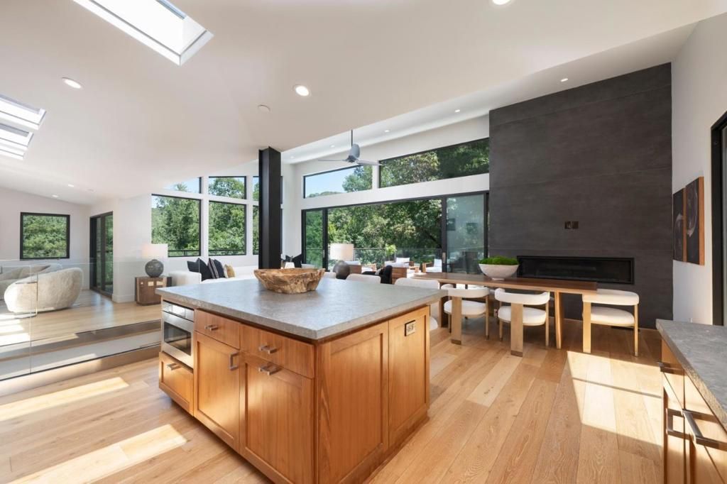 Image 7 of property listing at 124 Foxwood Road, Portola Valley, CA 94028