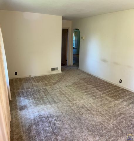 2224 SE 37th ST, Topeka, KS 66605