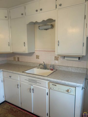 2224 SE 37th ST, Topeka, KS 66605