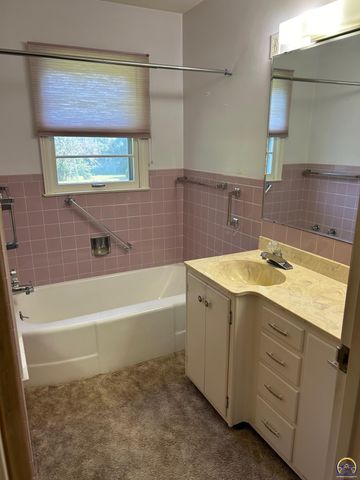 2224 SE 37th ST, Topeka, KS 66605