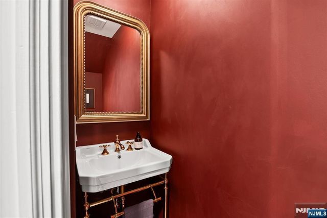 633 Jersey Avenue, Jersey City, NJ 07302