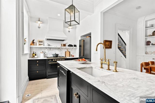 633 Jersey Avenue, Jersey City, NJ 07302