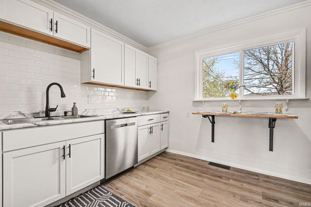 4933 Bloomfield Place, South Bend, IN 46619