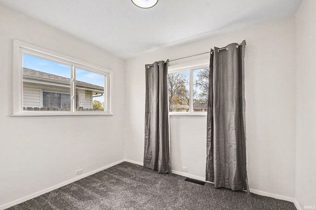 4933 Bloomfield Place, South Bend, IN 46619