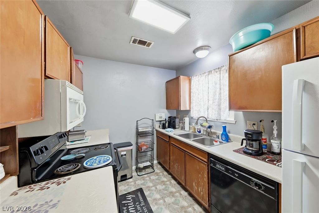 Image 12 of property listing at 6956 Ten Oaks Avenue, Las Vegas, NV 89145