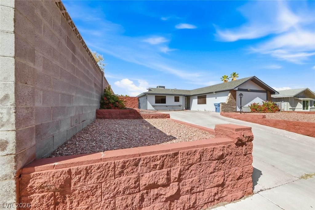 Image 4 of property listing at 6956 Ten Oaks Avenue, Las Vegas, NV 89145
