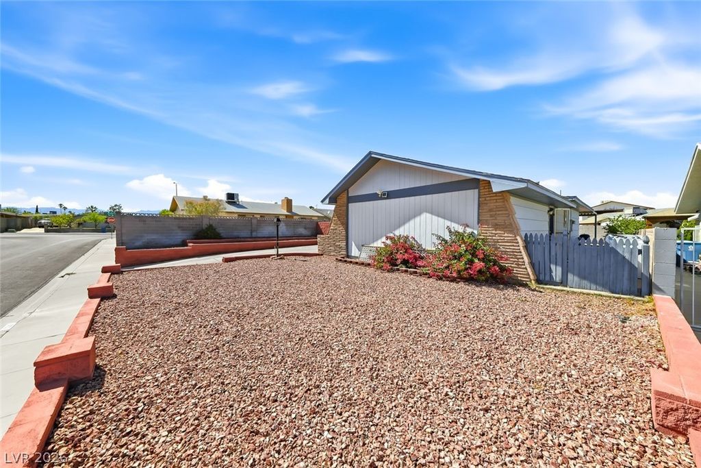 Image 5 of property listing at 6956 Ten Oaks Avenue, Las Vegas, NV 89145