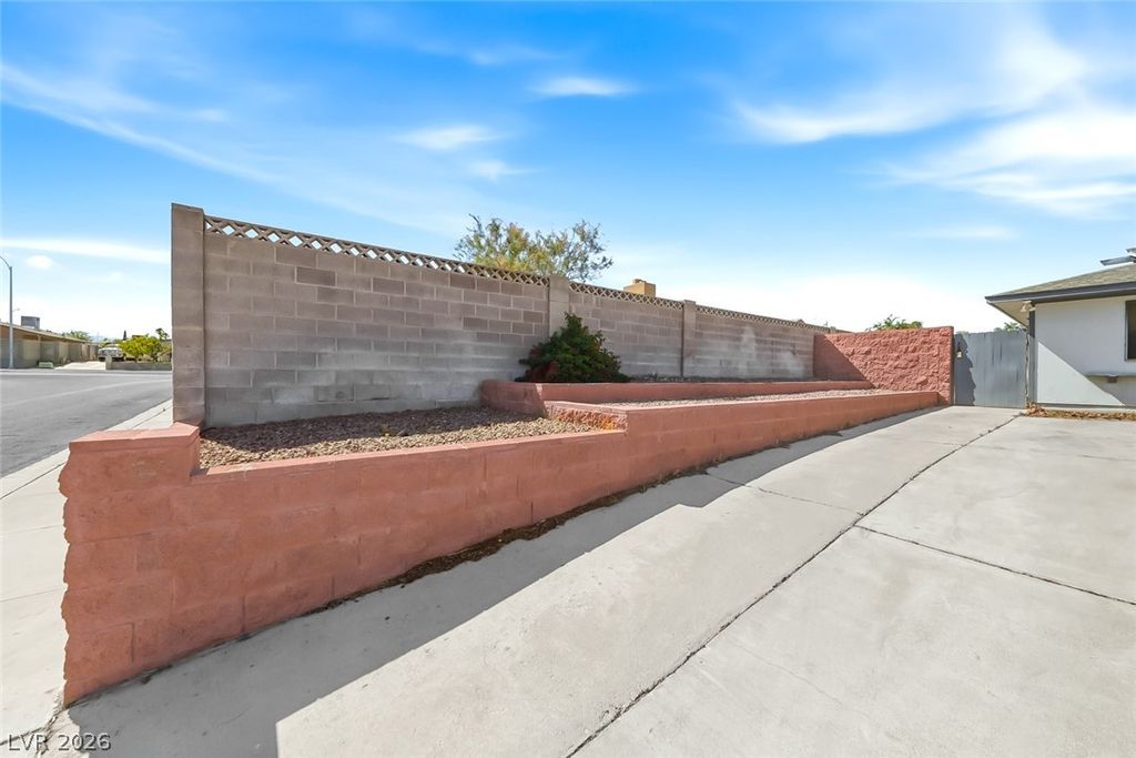 Image 6 of property listing at 6956 Ten Oaks Avenue, Las Vegas, NV 89145