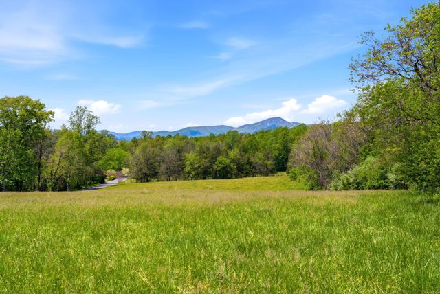 15 CHILTON LN, Sperryville, VA 22740