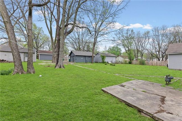 304 E Shawnee Street, Paola, KS 66071