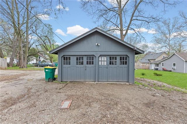 304 E Shawnee Street, Paola, KS 66071