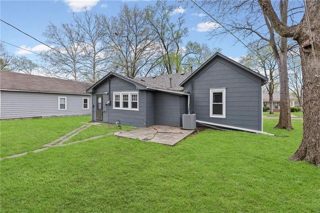 304 E Shawnee Street, Paola, KS 66071