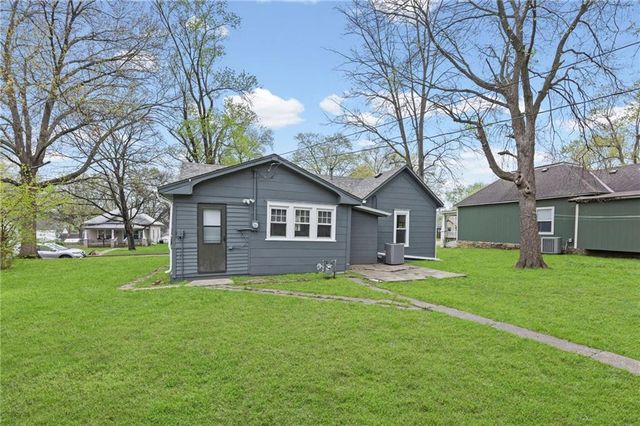 304 E Shawnee Street, Paola, KS 66071