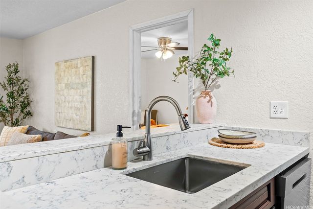 287 Mananai Place 48d, Honolulu, HI 96818