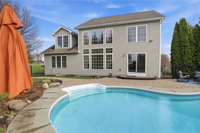 8 Long Branch Drive, Henrietta, NY 14467