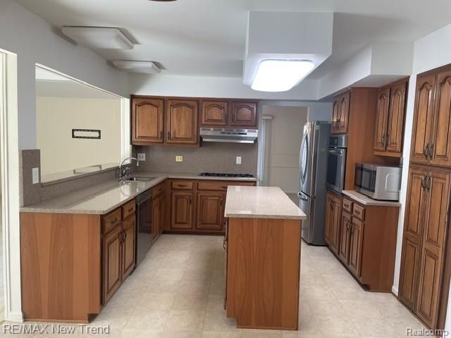 4727 S Knoll Road, West Bloomfield, MI 48323