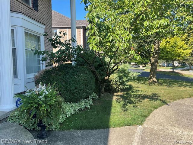 4727 S Knoll Road, West Bloomfield, MI 48323
