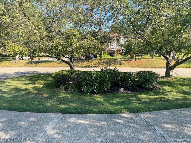 4727 S Knoll Road, West Bloomfield, MI 48323