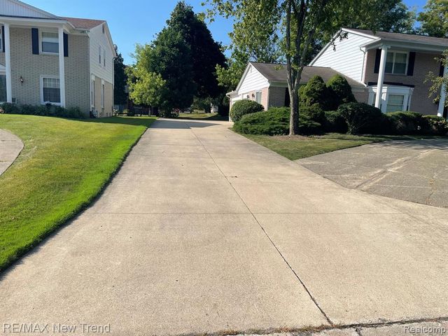 4727 S Knoll Road, West Bloomfield, MI 48323