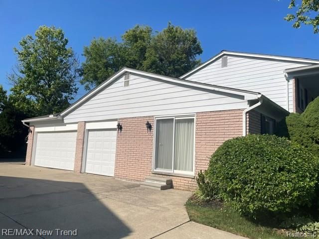 4727 S Knoll Road, West Bloomfield, MI 48323