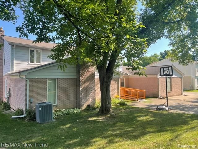4727 S Knoll Road, West Bloomfield, MI 48323