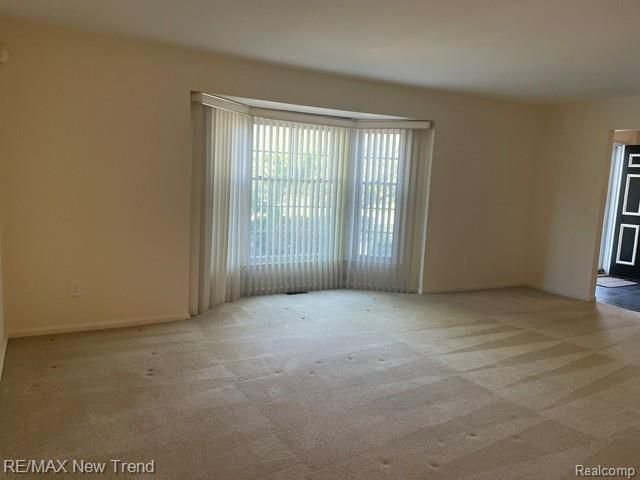 4727 S Knoll Road, West Bloomfield, MI 48323