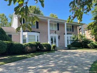 4727 S Knoll Road, West Bloomfield, MI 48323