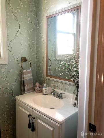 24 Dartmouth Street, Edison, NJ 08837