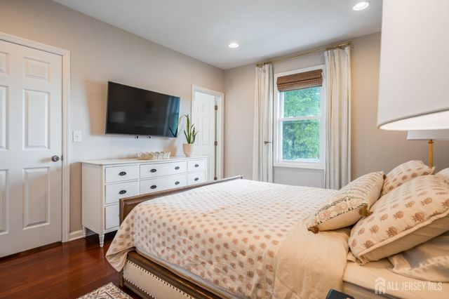 24 Dartmouth Street, Edison, NJ 08837