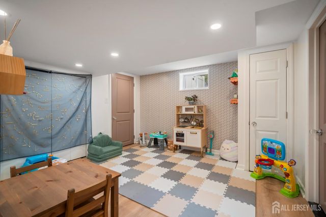 24 Dartmouth Street, Edison, NJ 08837
