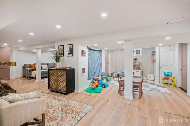 24 Dartmouth Street, Edison, NJ 08837