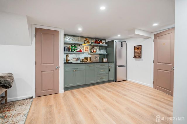24 Dartmouth Street, Edison, NJ 08837