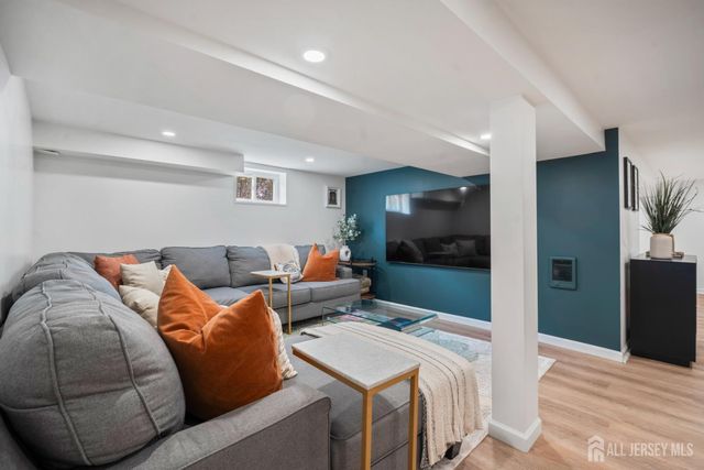 24 Dartmouth Street, Edison, NJ 08837