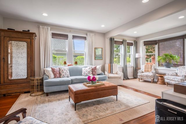24 Dartmouth Street, Edison, NJ 08837