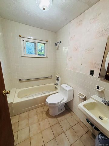 537 Lakeway Drive, West Babylon, NY 11704
