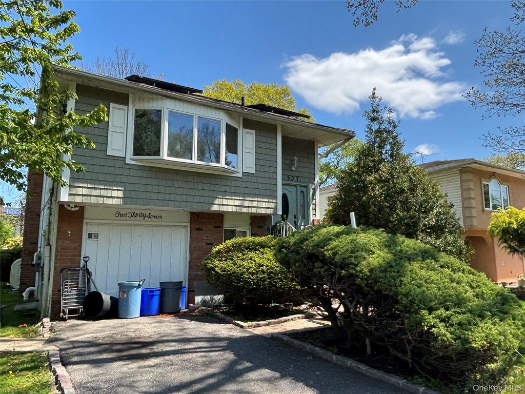 537 Lakeway Drive, West Babylon, NY 11704