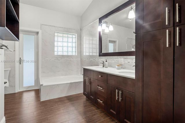5621 Thornbluff Avenue, Davie, FL 33331
