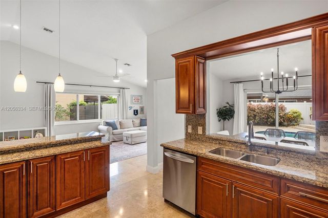 5621 Thornbluff Avenue, Davie, FL 33331