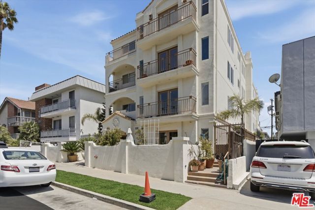 11838 Kiowa Avenue 203, Los Angeles, CA 90049
